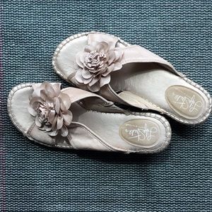 Life Stride champagne colored sandal